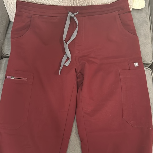 🩺FIGS🩺 size SMALL burgundy set Catarina top and Yola skinny bottoms - Picture 4 of 4